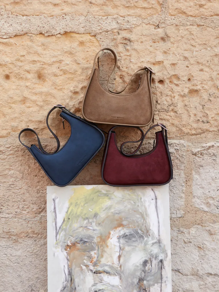 sac_baguette_en_cuir_de_vachette_suede_famille_paulmarius_victoire_nature_morte_56eb.webp