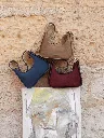 sac_baguette_en_cuir_de_vachette_suede_famille_paulmarius_victoire_nature_morte_56eb.webp