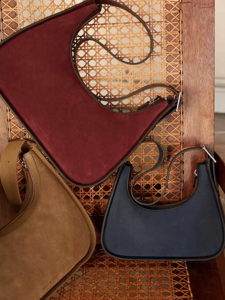 sac_baguette_en_cuir_de_vachette_suede_famille_paulmarius_victoire_nature_morte_3911.webp
