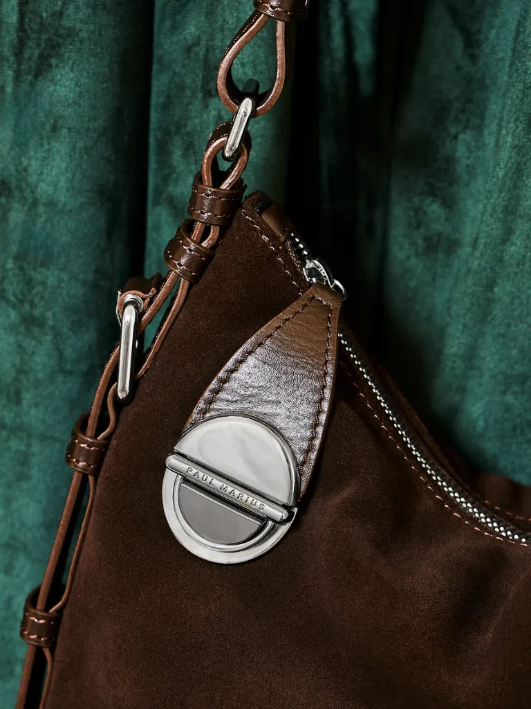 sac_hobo_en_cuir_de_vachette_suede_marron_paulmarius_elliott_hobo_focus_matiere_e62a (1).webp