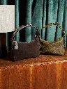 sac_baguette_en_cuir_famille_paulmarius_elliott_baguette_nature_morte_eda3.webp