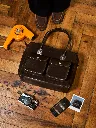 sac_de_travail_en_cuir_de_vachette_suede_marron_paulmarius_ledandy_nature_morte_686b (1).webp