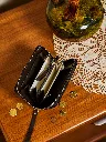 portefeuille_femme_en_cuir_kaki_paulmarius_leportefeuille_alice_nature_morte_2_efec.webp