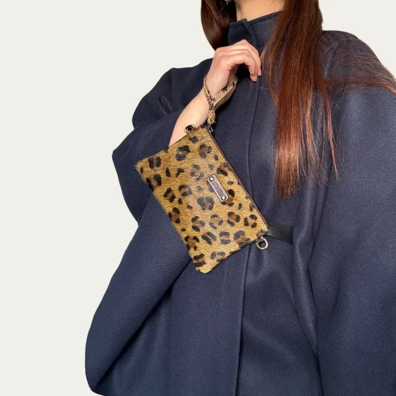 pochette-manda-leopard-portee.webp