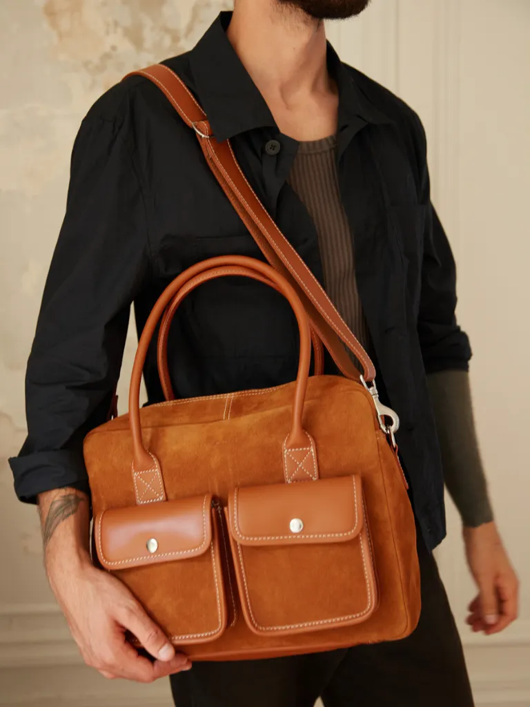 sac_travail_suede_cuir_fauve_paul_marius_ledandy_porte_02_3d8b.webp