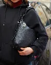 ELLIOTT_HOBO_NOIR_PORTE_512f.webp