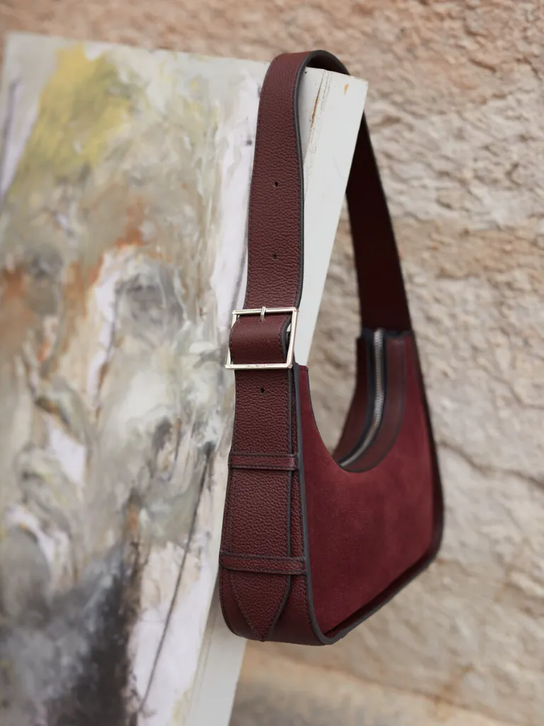 sac_baguette_en_cuir_de_vachette_suede_violet_paulmarius_victoire_nature_morte_167d.webp