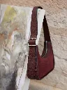 sac_baguette_en_cuir_de_vachette_suede_violet_paulmarius_victoire_nature_morte_167d.webp