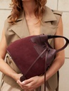 sac_seau_en_cuir_de_vachette_suede_violet_paulmarius_capucine_porte_detail_4bd9.jpg
