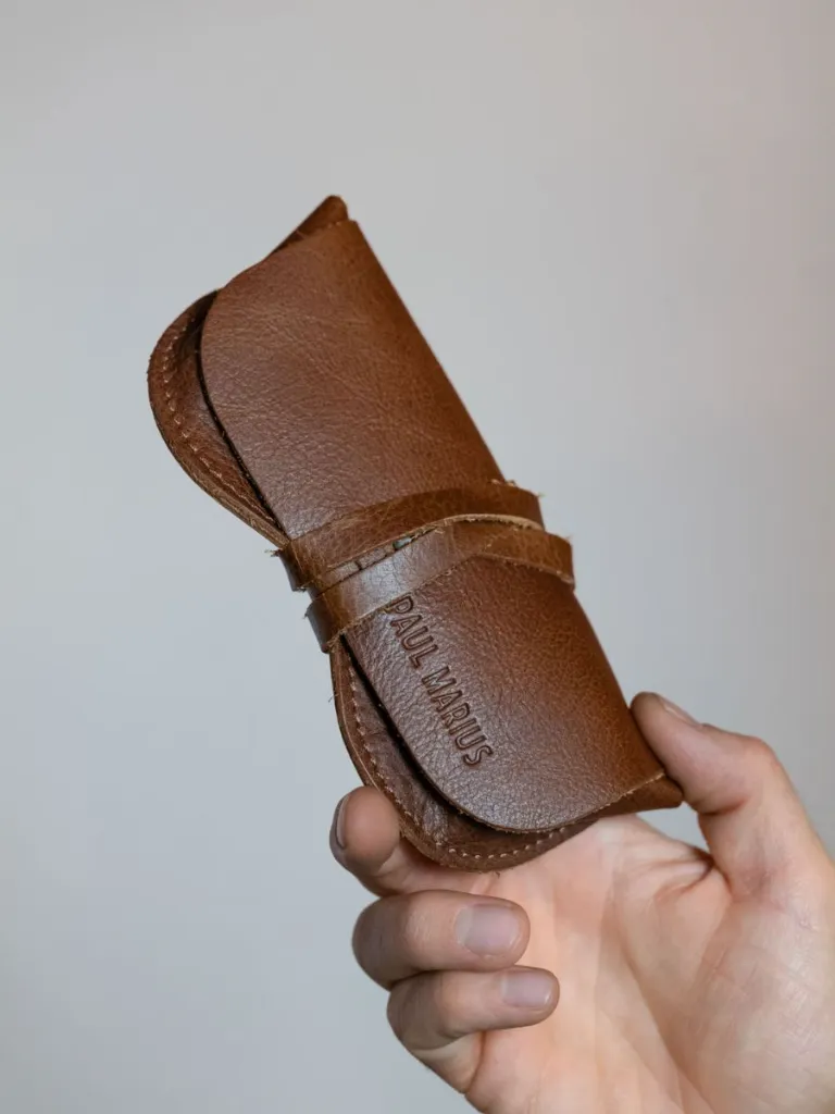 L_ETUI_A_LUNETTE_TABAC_PORTE_PAUL_MAIUS_7e79.webp